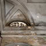Degli archetti speculari presenti negli angoli formano un elegante comparto decorativo che si completa al centro con una successione concentrica di modanature
